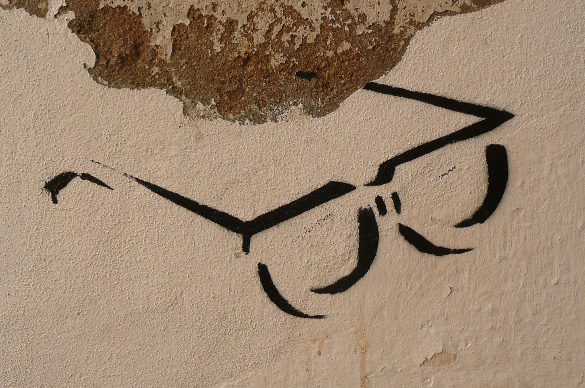 Brille auf Wand